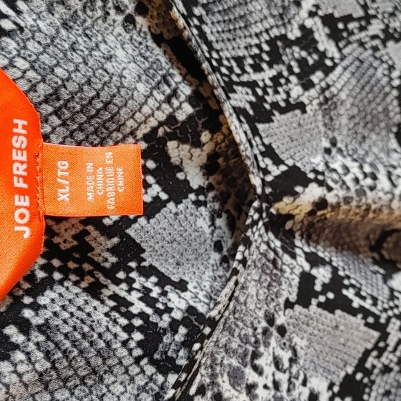🌻Women's Joe Fresh Snakeskin Print Blouse - Picture 3 of 8